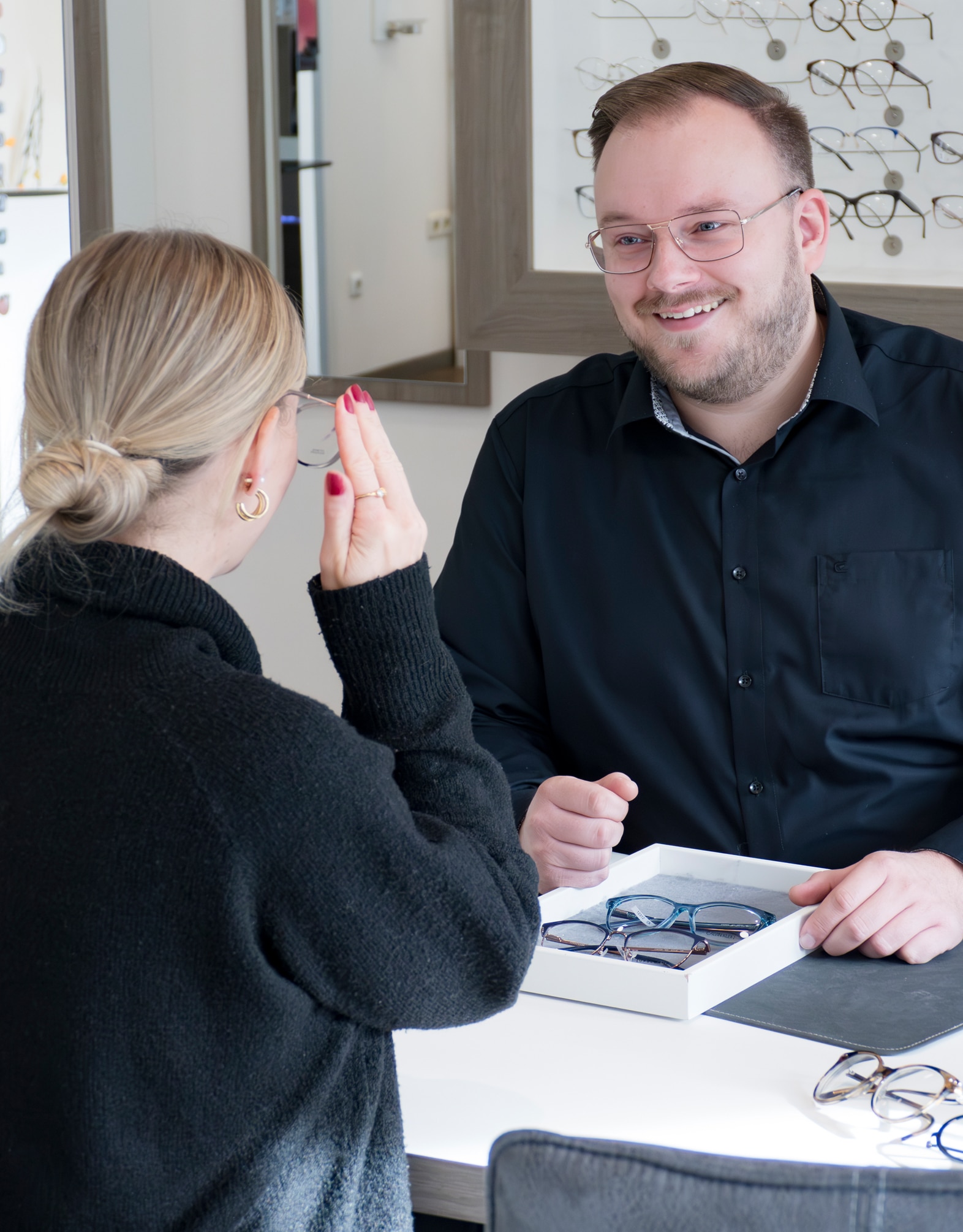 Augenoptikermeist aus Dortmund berät Kundin beim Brillenkauf